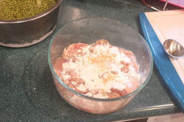 加入麵粉、太白粉、橄欖油各一大匙，大蒜粉1小匙，抓勻。