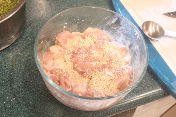 再加入白芝麻拌勻。