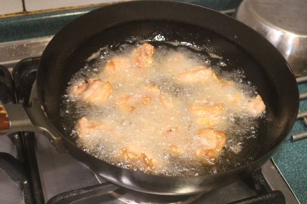 油熱至中溫，將雞肉放入油炸。