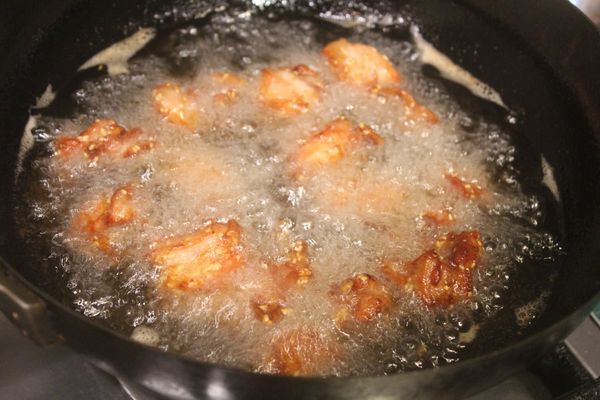 炸至表面金黃，油泡變少變小。