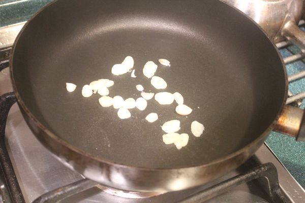 平底鍋乾鍋將蒜片爆香。