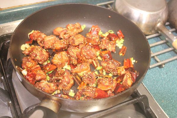 起鍋前加入蔥花，拌一下就可起鍋。