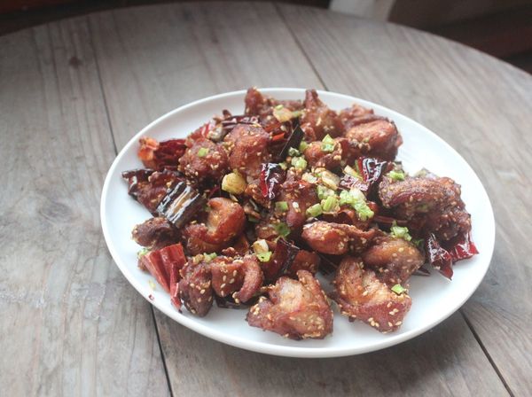 這乾辣椒是不辣的，只是取其香。好吃，下酒配飯都好。