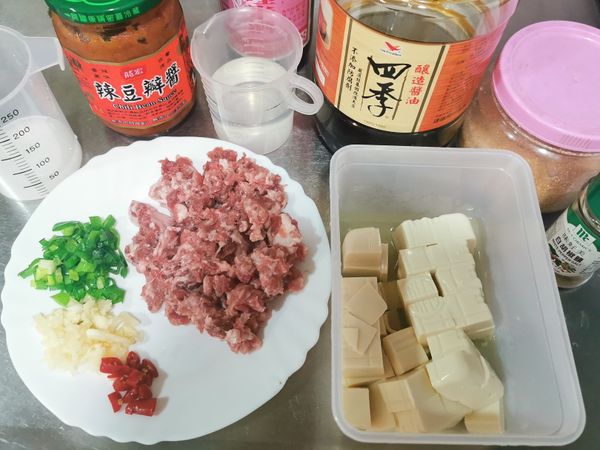 食材：
嫩豆腐一盒
絞肉一盒
蔥兩根切花
蒜頭兩根切末
辣椒視個人辣度調整
若豆瓣醬有辣可斟酌不加辣椒

調料：
豆瓣醬必備
米酒
醬油
糖
白胡椒粉
太白粉水（太白粉1：2水）