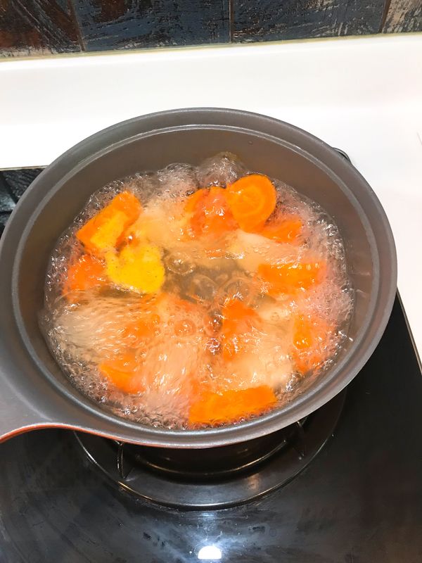 雞肉和紅蘿蔔先一起煮到紅蘿蔔軟再加入馬鈴薯。