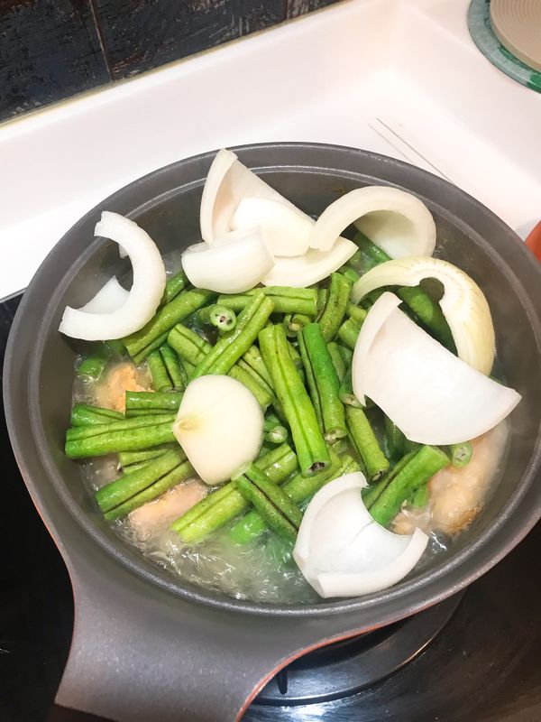 最後放入洋蔥片。這樣才能吃到洋蔥的微脆及甘甜。