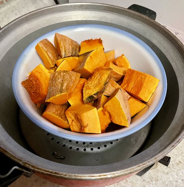 南瓜切塊洗淨→蒸軟→剝皮→搗成泥，備用。
洋蔥切丁，備用。
肉片(火腿)切丁，備用。