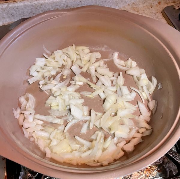 中小火→奶油+橄欖油(沙拉油)→洋蔥炒香