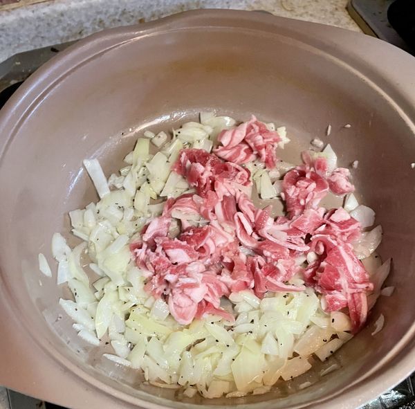 加入肉片(火腿)炒熟