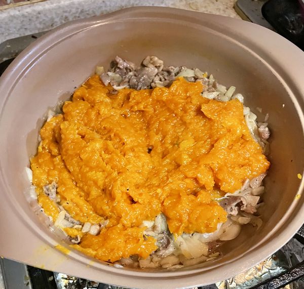 倒入南瓜泥拌勻→加入牛奶(濃稠度自行調整) →適量起士條(乳酪絲)、黑胡椒、鹽巴調味