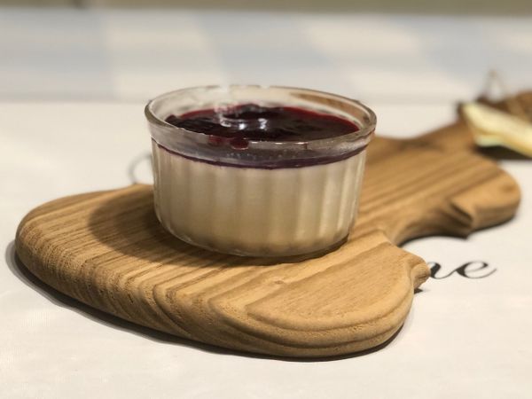 可加任何喜歡的果醬，此次加了自己煮的莓果果醬
果醬較一般塗麵包的果醬更水