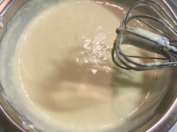 ⚠️烤箱預熱150度

乳酪、牛奶、油一起隔水加熱，攪均勻後再加入蛋黃，全部拌勻加入低粉與玉米粉，拌勻過篩備用