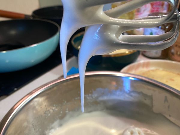 蛋白加入塔塔粉打發（沒有塔塔粉就直接打）砂糖分2-3次加入一起打，打至圖中狀態即可

⚠️我是自己食用，喜歡很綿密且不在意外觀
在意外觀的人不要打得太發，進烤箱容易爆開