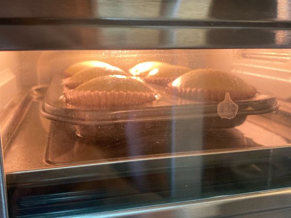 模具抹油倒入麵糊，底盤加水用蒸烤法一起放入
150度10分➡️130-140度30分

⚠️沒有模具的可以一般不銹鋼或耐熱玻璃
塗抹薄油灑一點麵粉
⚠️烘烤時間依照模具大小
⚠️一開始溫度勿過高，容易膨脹太快表面爆開