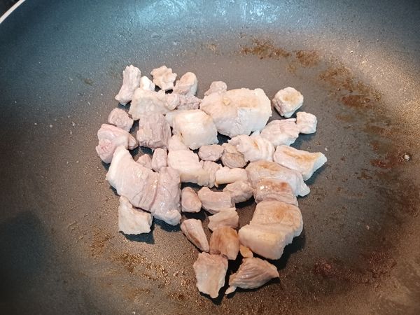 豬肉煎至有點焦並出油即可先起鍋
直接加糖在鍋中炒至焦黃，豬肉再加下去炒至上色