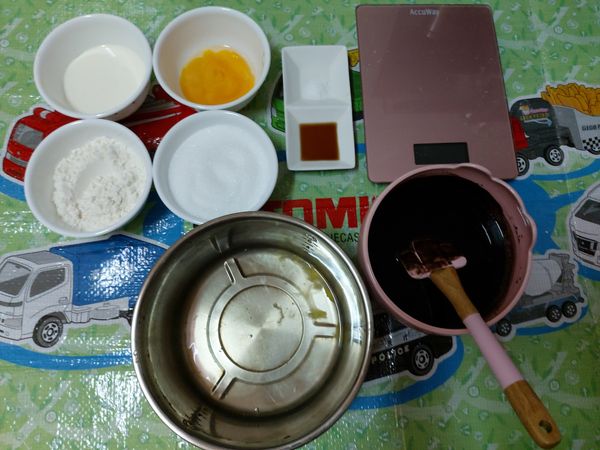 1.準備好材料。

註1：（A) 黑巧克力＋奶油，我先放微波爐融化攪拌過了。
註2：(B) 不鏽鋼鍋裡是蛋白。