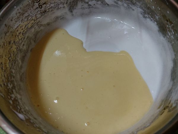 2.把(B蛋白) 和蛋黃分別打發後，再混合一起，另加入鹽、砂糖、香草精，鮮奶油後拌勻。