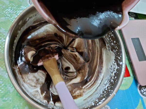 3.加入(A巧克力奶油) 拌勻。