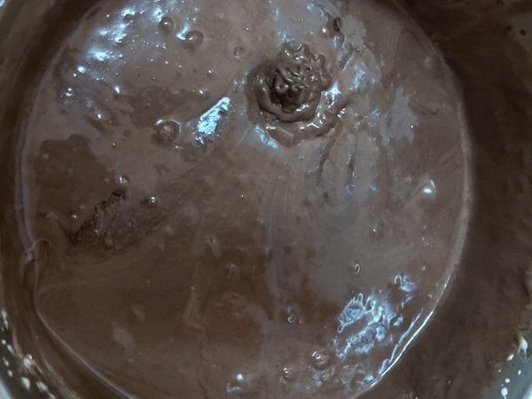 4.加入過篩的麵粉，慢慢攪拌成麵糊。