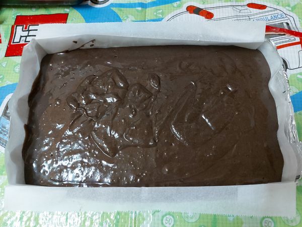 5.把麵糊倒入模具，輕敲讓麵糊攤平後放入烤箱，165度，30分鐘。