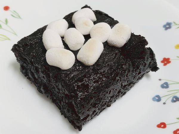 6.烤完放涼，切塊後，放上烤過的棉花糖即可。