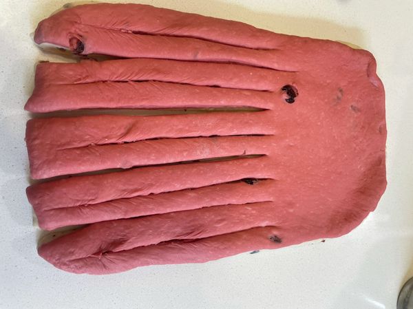 亮亮相疊，麵糰1/2處切五等份。每一等分再切一刀，但不切斷。