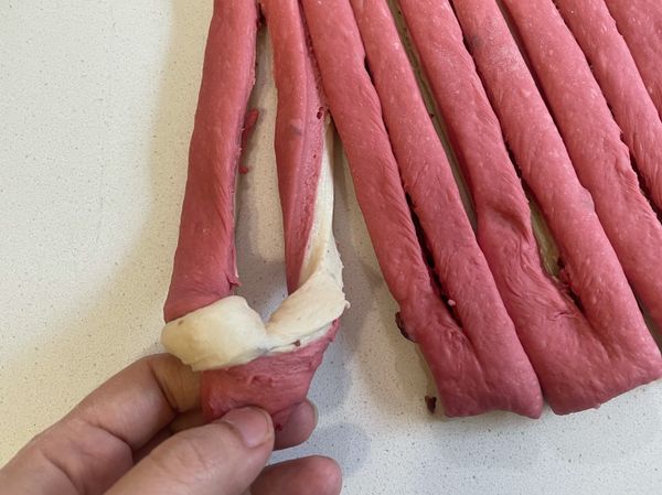 每一等份拿起往中間洞穿，重複四次。