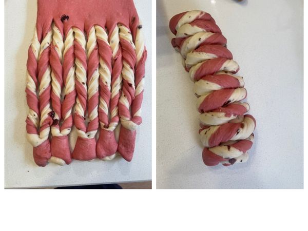 麵糰由上向下捲起，成圓柱狀。