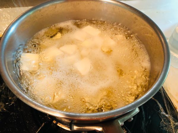 煮一鍋水，將筍塊放入水中，水煮沸後，再轉小火繼續煮，大概煮約15分鐘，即可撈起竹筍備用