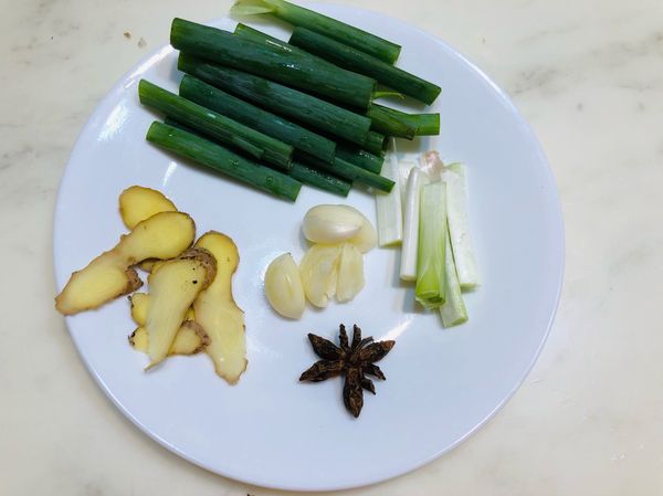 蔥切段，分蔥白和蔥綠，薑切片，蒜頭壓碎去膜