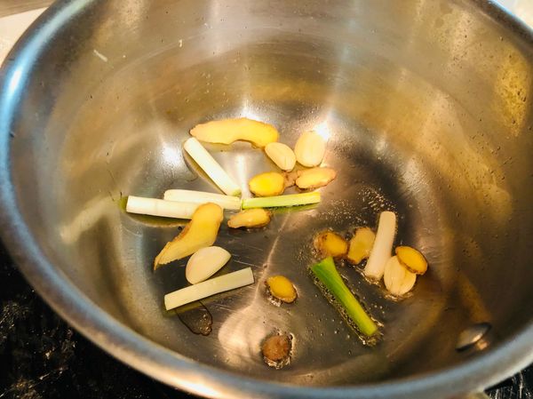起油鍋，將蔥、薑、蒜頭、八角倒入鍋中拌炒，直到炒出香味，即可盛起備用