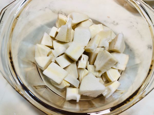 將之前水煮過的筍塊鋪在鍋子底部