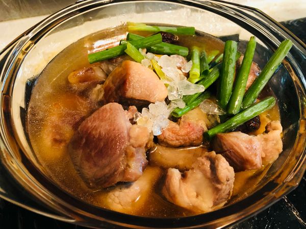 倒入醬油、黃酒、冰糖、開水，再開火燉煮