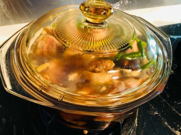 等沸騰後轉小火，再蓋上鍋蓋，繼續燉煮約1.5個小時