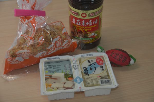 鹽滷豆腐、蠔油、柴魚與皮蛋