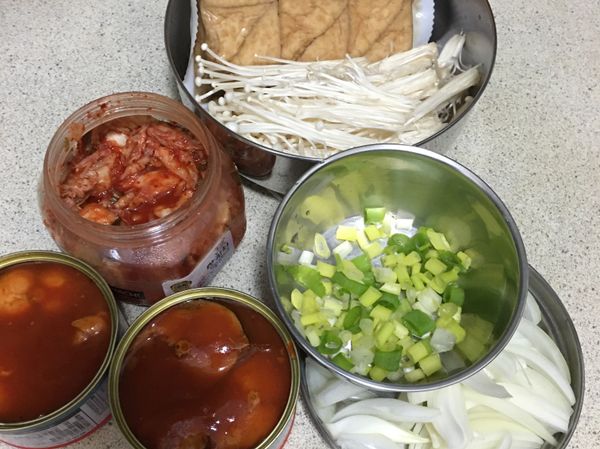 洋蔥切絲，青蔥切蔥花，金針菇洗淨剝開。