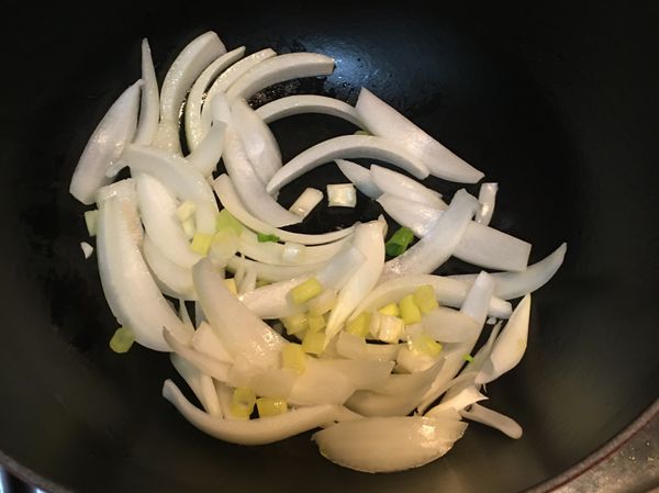 起油鍋炒香洋蔥絲及蔥白。