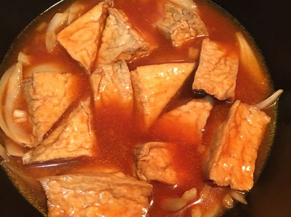 放入三角油豆腐。