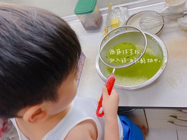將30g抹茶粉過篩加入奶油乳酪糊。（也可以先用部份牛奶加熱後，加入抹茶粉泡開備用）