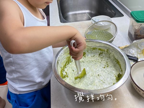 將抹茶粉和奶油乳酪糊攪拌均勻。