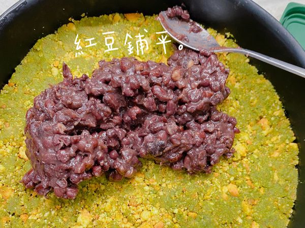 消化餅乾約冷凍30分鐘後，即可取出，先將紅豆泥平鋪在餅乾底上。