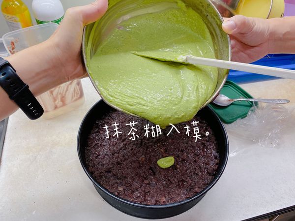 倒入抹茶生乳酪糊。