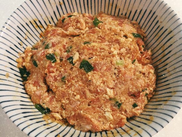 ❤️步驟：
1.將蔥切成蔥花，金針菇切碎。

2.板豆腐揉碎。

3.碎的金針菇、豆腐，加入絞肉中攪拌。

4.加入調味料：
胡椒鹽、素蠔油、味霖、蔥花，攪拌均勻。