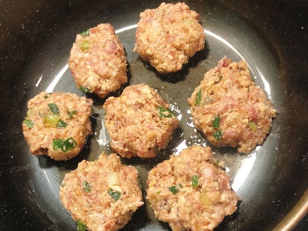 ❤️
1.下少許橄欖油等油鍋熱後，用湯匙挖豬肉堡到手掌心（大小約掌心大、厚度約3-4公分）；用掌心讓豬肉堡微定型後下油鍋煎。

2.煎到兩面均熟後便能起鍋。