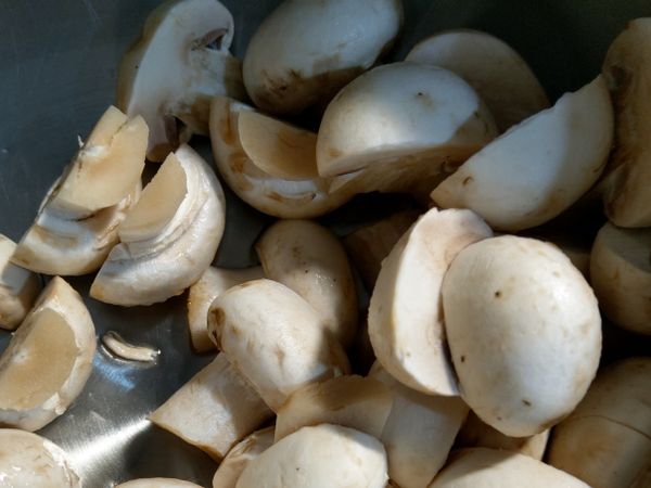 蘑菇對半縱切，蒜頭切末，洋蔥切塊或切條。
