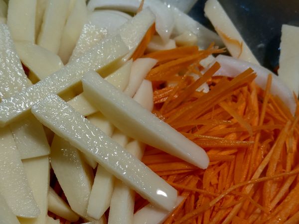 加入馬鈴薯、紅蘿蔔絲一起炒，馬鈴薯易黏鍋，要持續翻炒。
