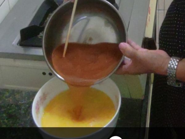 三個蛋打散放入淺的蒸盤中，加入1的調味湯汁拌匀。開口用保鮮膜包覆好。