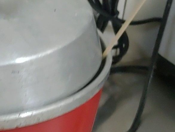 電鍋外鍋放入1.5杯水、隔熱墊、食材。加蓋時放置竹籤留個小縫，按下開關待跳起即可。