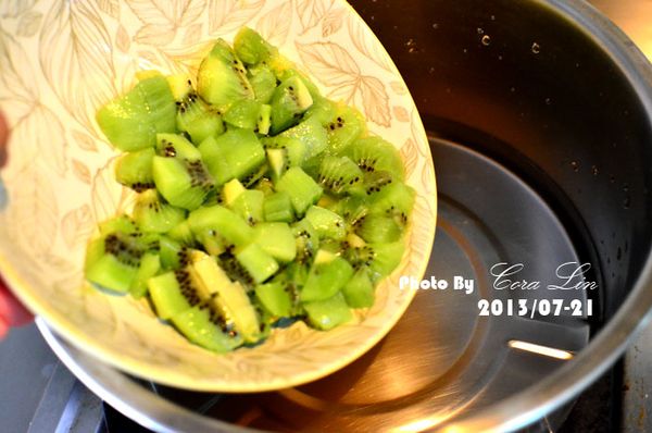 先將三個奇異果去皮切丁，加上一個檸檬擠汁。（待用）
玉米粉160公克、太白粉50公克，塞過。（待用）