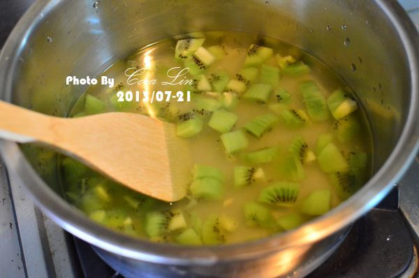 室溫開水600cc水，小小火，慢慢的溶白糖200公克與作法1，好了後，把果肉與湯汁分開。
